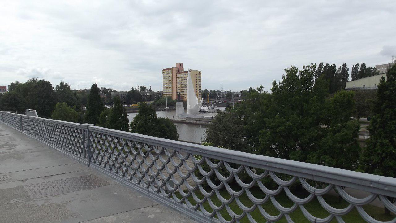 Вид с эстакадного моста на экспозицию Музея мирового океана на набережной реки Преголя в Калининграде
